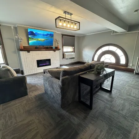 Historic Downtown Apt Steps from Eateries & Wvu