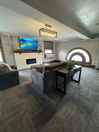 Historic Downtown Apt Steps from Eateries & Wvu Отели в г. Моргантаун