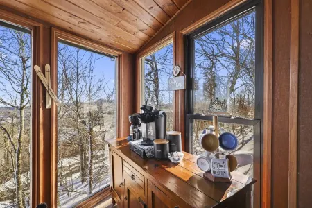 Experience Peak Bliss: Ski-In/Ski-Out Haven, 200FT to Lift, Mtn Views Aplenty!