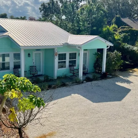 Beautiful Lakeview 1 bedroom/1 bath unit
