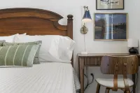 Secluded Cottage with Hot Tub, Walking Distance to Benderson and Utc. Hotel a The Meadows