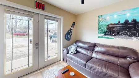 The Hobo Hideaway B: Pet Friendly & Just Off the Neosho Square!