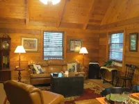 Rustic Cedar Cabin Hotels in Piper Gap