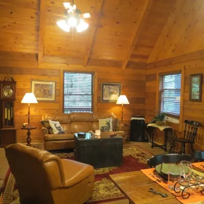 Rustic Cedar Cabin Hotels in Piper Gap