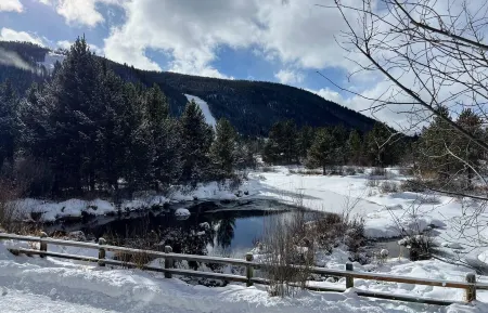 Just Listed! Mountain views, 5 min walk to lifts, 2-bedroom condo in Keystone