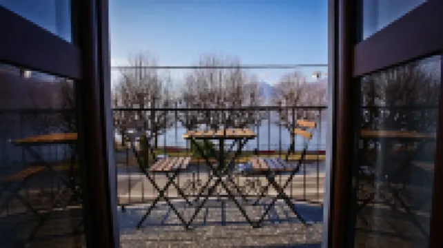 HOUSE OF VICTORY 4 FRONT LAKE AP1 GARDEN & SPA