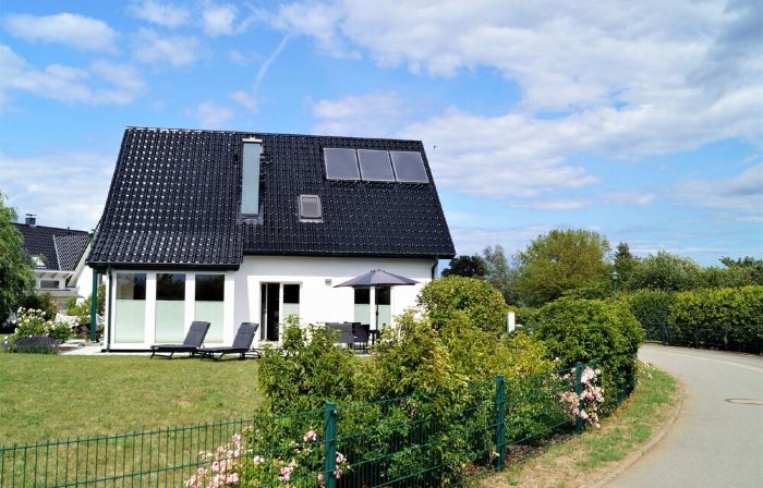 Modern, spacious vacation home - natural beach, space & tranquillity, fireplace