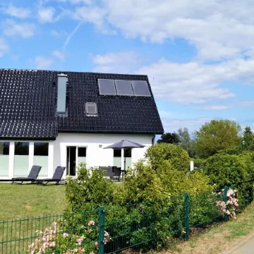 Modern, spacious vacation home - natural beach, space & tranquillity, fireplace