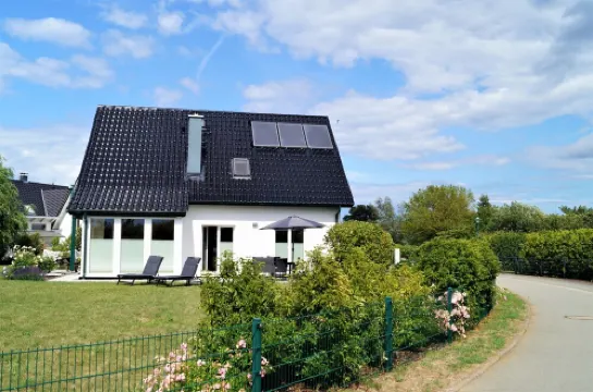 Modern, spacious vacation home - natural beach, space & tranquillity, fireplace