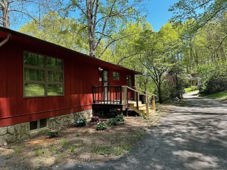 Secluded, yet centrally located. Quiet Retreat. EV charger friendly