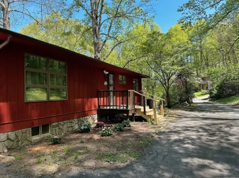 Secluded, yet centrally located. Quiet Retreat. EV charger friendly