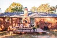 Cozy Adams St Cottage! Short walk to square!