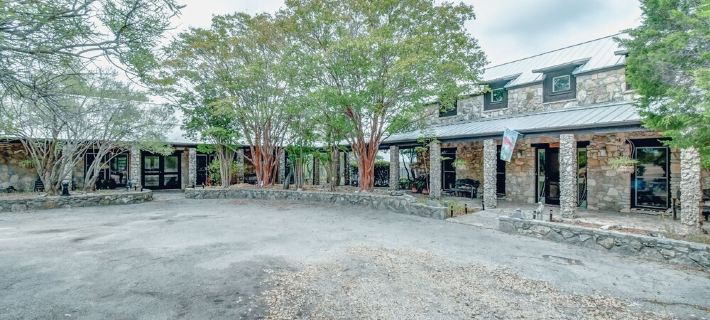 M'Walimu 4 Br w/ Pool, Farm Stay- Flower Farm, Goats, Pigs, Disc Golf! Hotels in Somervell County
