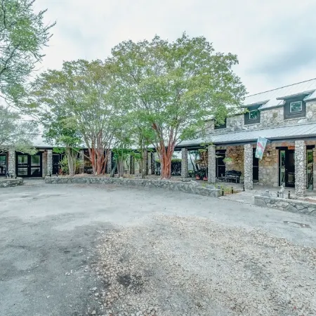 M'Walimu 4 Br w/ Pool, Farm Stay- Flower Farm, Goats, Pigs, Disc Golf!