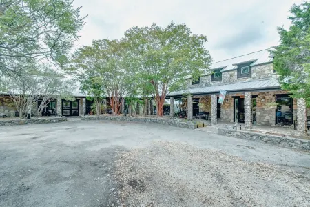 M'Walimu 4 Br w/ Pool, Farm Stay- Flower Farm, Goats, Pigs, Disc Golf!