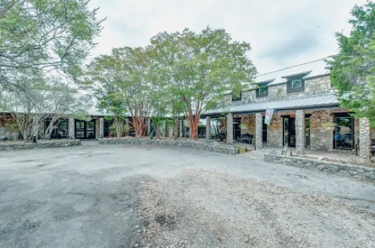 M'Walimu 4 Br w/ Pool, Farm Stay- Flower Farm, Goats, Pigs, Disc Golf!