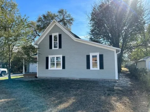 Crabapple Cottage     Your cozy temporary home