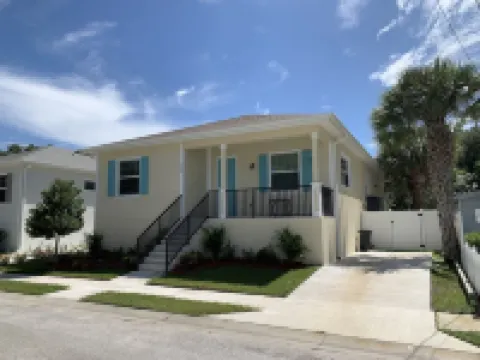 Fun Location,  Walking Distance to Docks, New Pickleball Courts & Near Beaches