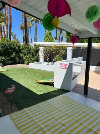 The Atomic Flamingo Отели рядом с достопримечательностью «40868 Ave Solana»