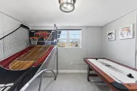 Cozy 4Bd Bungalow w/ Private Backyard Lounge and Game Room Mins to Downtown - Balkon
