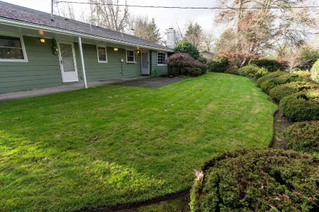 Beautiful Midcentury modern 4 bedroom home Отели рядом с достопримечательностью «Оуэн Роуз Гарден»