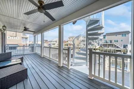 Waterfront w/dock & hot tub, bring your boat/jet ski-5 minutes from beach-LBI!!!