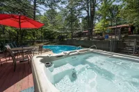 Charming Rustic Retreat - Hot Tub - Pool - Coffee - Fire Pit - 1 mile from SDC! Hotel a Sunset Cove Township