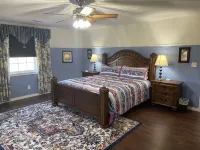 Country Charm! Billiards and Ping Pong Table & Sunroom, Spacious & Sleeps 14!