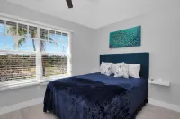 Majestic Marina View- 2/2.5 townhome looking over Hawks Cay Marina.