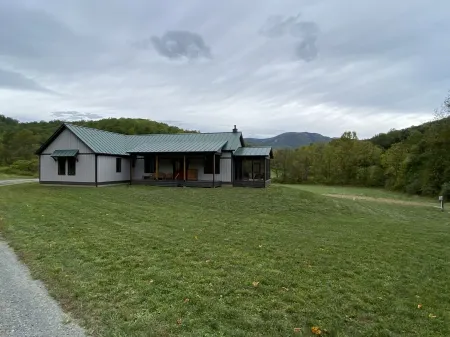 Sleeps 6, custom, gorgeous home on 180 acres, amazing views of Old Rag Mountain Отели в г. Робертсон