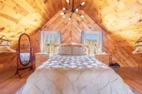 Cozy Cabin by the Creek - 7 Miles from Acadia National Park!