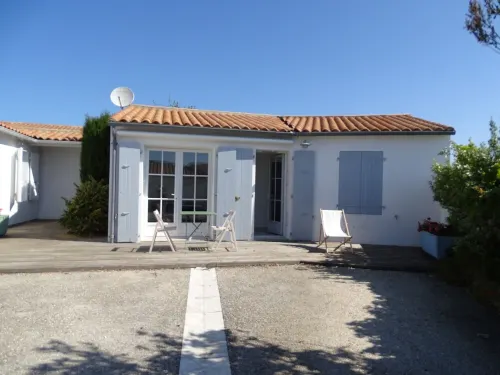 Maison de Plain Pied à 100 Mètres de la mer Hotels in La Flotte