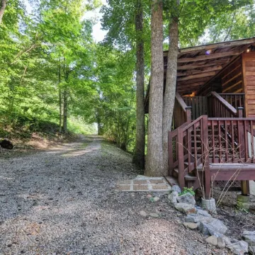 Private - Spacious- Creek Lined Cabin