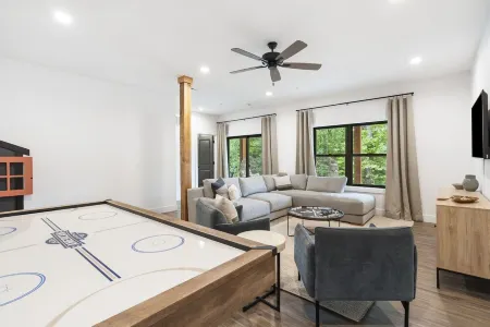 Luxury Modern Retreat on Taneycomo On-Suite Bathrooms Hot Tub Outdoor Pool