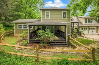 Cozy Home Near Avl, Dog Friendly with Fenced Yard! Hotels near Bearwallow Mountain Trail