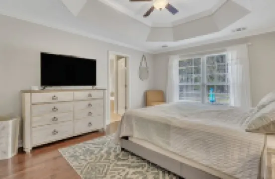 Relaxing & spacious 4BR home, fire pit & private fenced in backyard