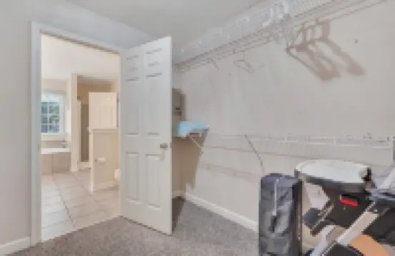 Relaxing & spacious 4BR home, fire pit & private fenced in backyard