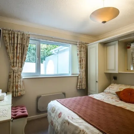 Family bungalow with private pool near Tenby (Free Wifi)