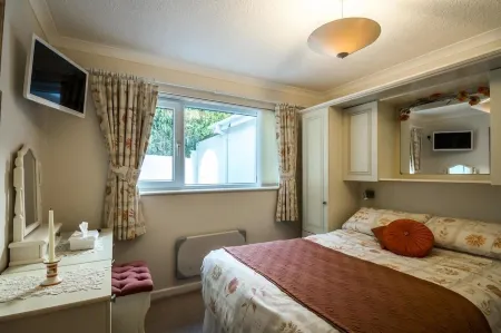 Family bungalow with private pool near Tenby (Free Wifi)