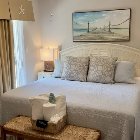 3 Bed/2.5 Bath 1450 sq ft with Large Open Floor Plan, 3 Min Walk to Beach