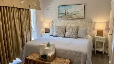 3 Bed/2.5 Bath 1450 sq ft with Large Open Floor Plan, 3 Min Walk to Beach Bluewater Vacation Rentals Emerald Isle, NC 주변 호텔