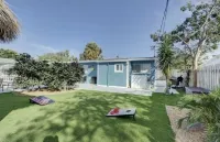 Less than a Mile to the beach! Walk to shops and beach! Villa pool house dream! -  Ferienhäuser