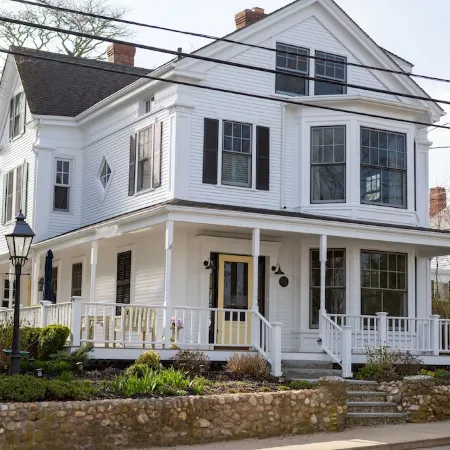 Downtown Captain's Mansion- The Dexter- Family, pet, and event friendly