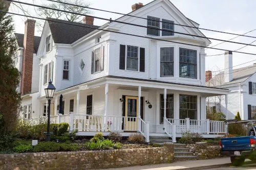 Downtown Captain's Mansion- The Dexter- Family, pet, and event friendly - 4-Star