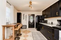 ✮The Monochromatic Modern Studio✮Near TTU✮1BD/1Bth