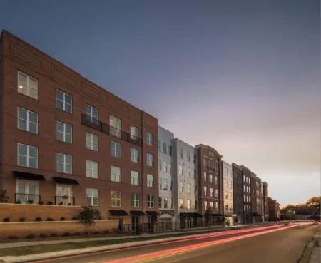 NEW LISTING - walk to square and campus! Отели рядом с достопримечательностью «Парк Ламар»