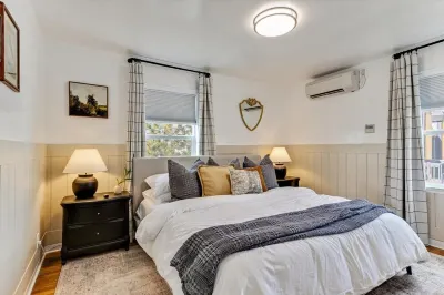 Designer 2 bd apt / 1 King Bed /blocks from U of U