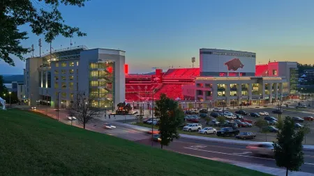 Razorback Retreat: 3BR, 2BA • Sleeps 8 • King Bed • Garage Access • 2min to UofA Отели рядом с достопримечательностью «Арканзас Эр энд Милитари Музеум»