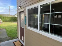 Ferndale Bungalow with pasture views, 5 minute walk to Downtown!