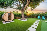 Golf, Sauna, Cold Plunge, Pool, Hot Tub & Theater Hotels near Palm Springs
